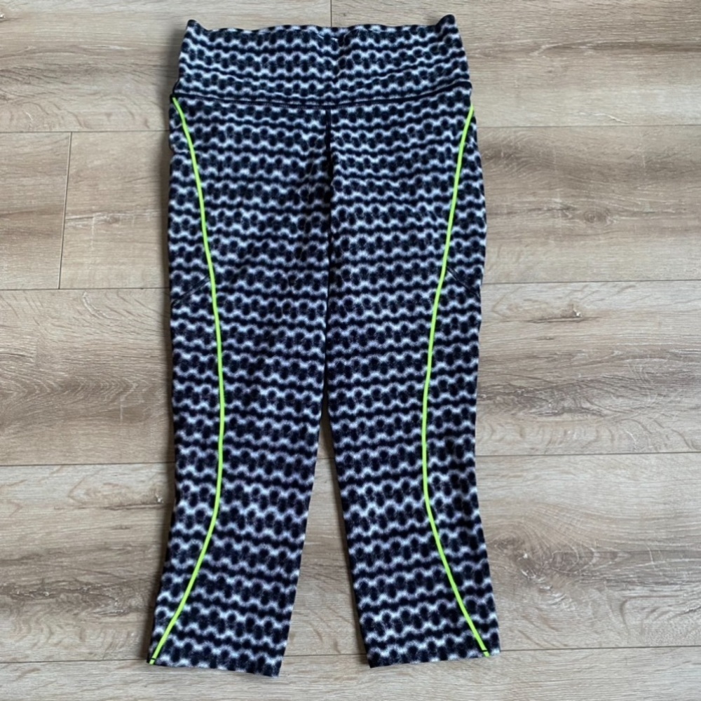 SOLD Lululemon Chase Me Crop Seawheeze size 8 Lululemon capris - Picture 2 of 12